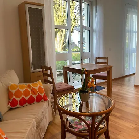 Privates Apartment Mit Bad, Kueche, Sofa & Balkon