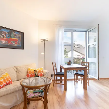 Privates Apartment Mit Bad, Kueche, Sofa & Balkon