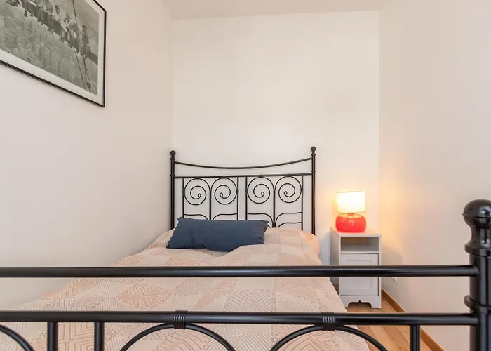 Privates Mit Bad, Kueche, Sofa & Balkon